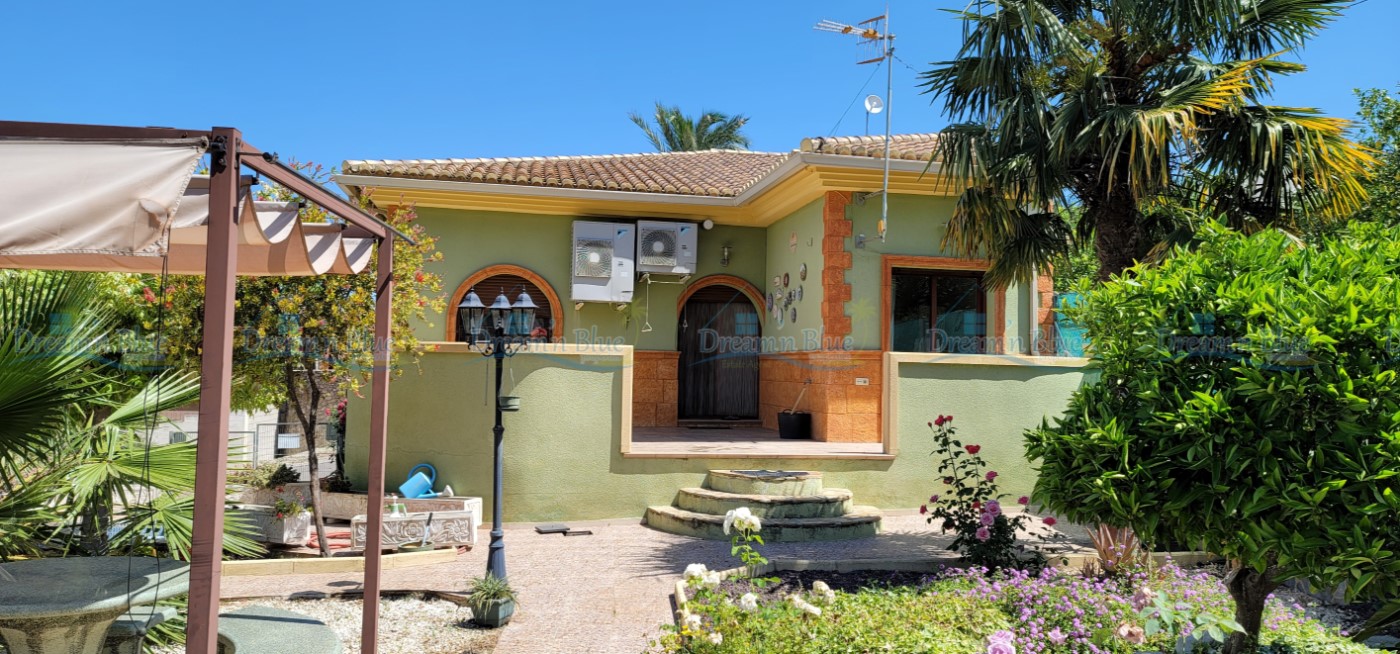 Villa for sale in Beniatjar